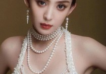 古力娜扎性感珍珠透视装，中间用珍珠遮挡，凸显完美身材